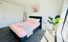 Walking Distance To Riverside Market & Hospital